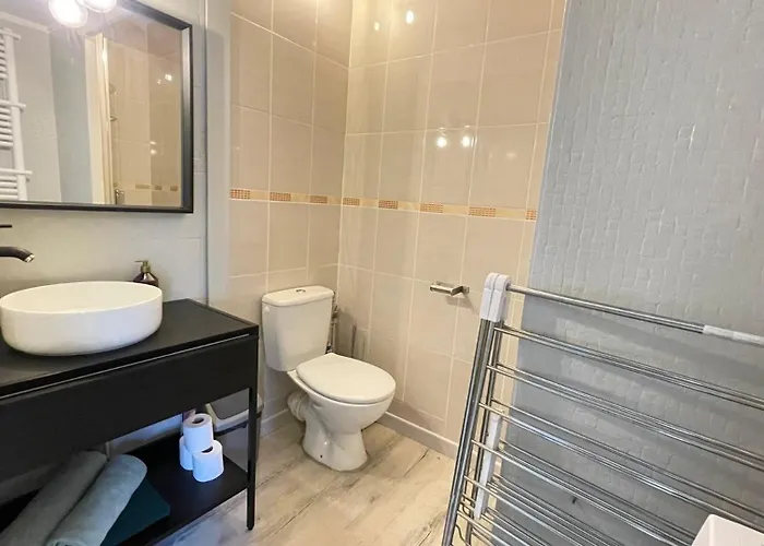 Calme Et Confort - Proche Centre-ville & Commerces - 20min Du Futuroscope - Wifi Gratuit Apartment